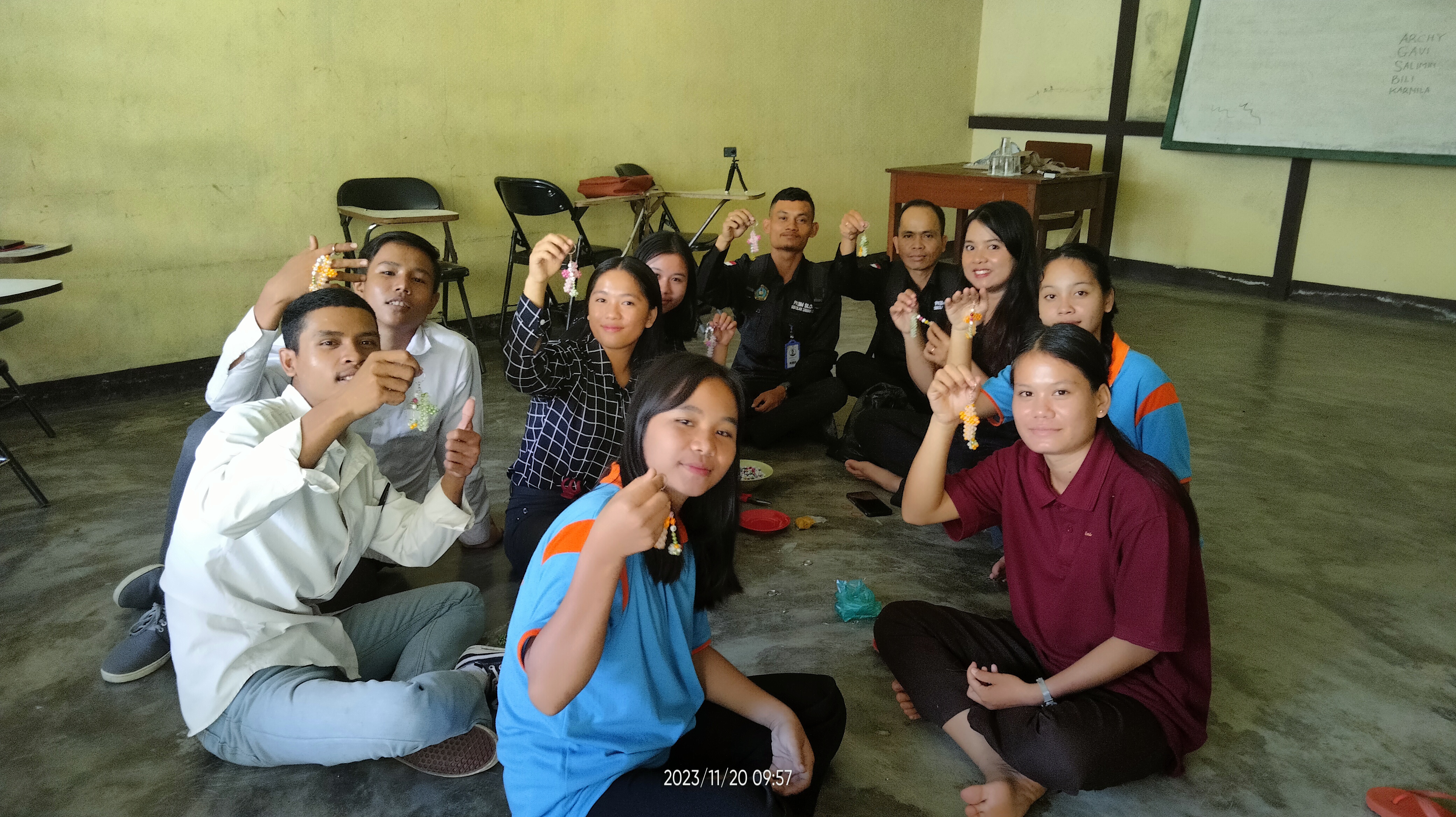 Murid sekolah siloam sedang membuat gantungan kunci